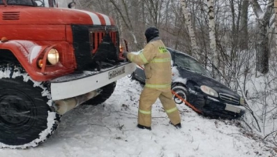 Липецкие спасатели вытащили из кювета автомобиль с грудным ребёнком в салоне