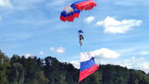 Парашютная премьера на острове Зелёном в честь Дня Государственного флага России