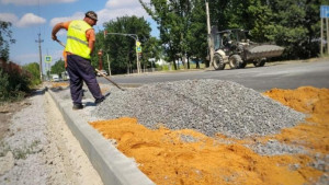 На улице Минская приступили к устройству тротуара