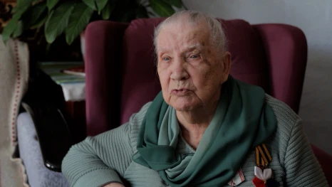 102-летняя фронтовичка Надежда Скалозуб вспоминает историю войны от окопов до победы 