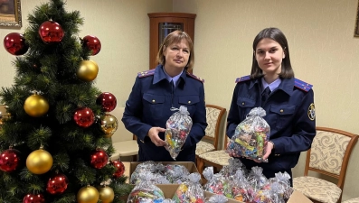 Сотрудники липецкого следкома передали новогодние подарки Центру «Траектория»