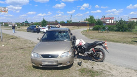 Два семнадцатилетних парня серьезно травмированы после столкновения их мотоцикла с иномаркой