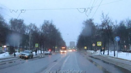 В Липецке водители дважды врезались в световую опору