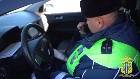 Липецкие автоинспекторы потушили машину, горящую рядом с детской поликлиникой