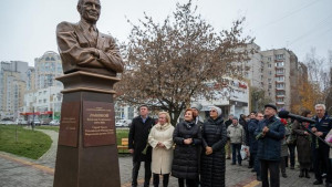 Открытие бюста Василия Ланового в Липецке посетила вдова артиста