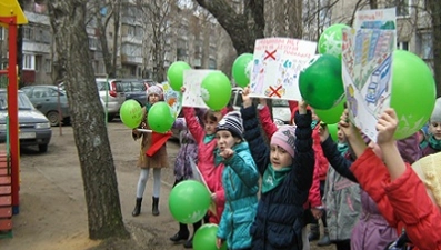 Первоклассники Липецка выступили против парковки на детских площадках