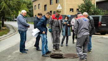 Люки смотровых колодцев в Октябрьском округе приводят в нормативное состояние