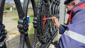 В Липецке приводят в порядок памятники, красят мосты, ограждения и малые архитектурные формы 