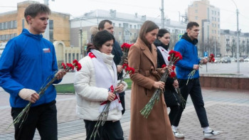 Молодогвардейцы почтили память Войнов в День героев Отечества 