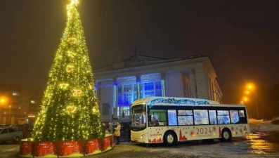 По Липецку начал курсировать новогодний автобус 