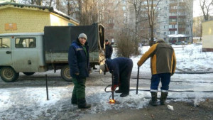 Липецкие власти демонтируют столбики и цепи, ограждающие парковочные места во дворах