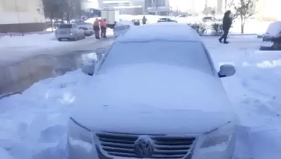 В Липецке работы по устранению утечки воды на Стаханова сорвал припаркованный автомобиль