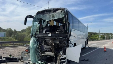 15 человек пострадали в столкновении автобуса, легковушки и грузовика на М-4