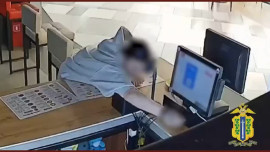 16-летняя липчанка попала на камеры пока воровала деньги из кассы в торговом центре