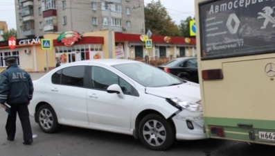 Водитель "Пежо" не уступила место маршрутке