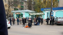 Двое парней попали под машину на улице Папина (видео)