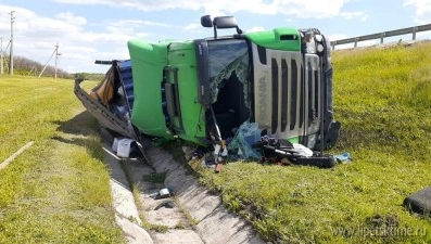 «Скания» перевернулась под Задонском — водитель в больнице