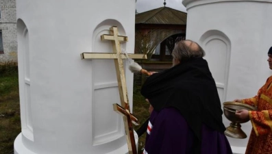 Накупольные кресты и купола для храма Петра и Павла освятили в Раненбургской пустыни 