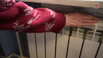 Пенсионерка несколько недель мерзнёт в квартире аварийного дома в Липецке