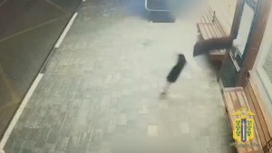 19-летний липчанин в порыве злости разбил сенсорный монитор на автобусной остановке