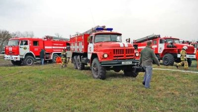 Горящий сарай чуть не уничтожил жилой дом