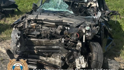 Водитель иномарки погиб после столкновения с прицепом дорожников и «Ауди»