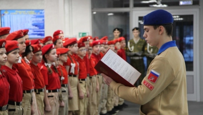 В Липецке прошла церемония посвящения школьников в ряды юнармейцев