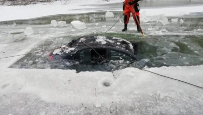 Липецким спасателям снова пришлось доставать автомобиль из реки