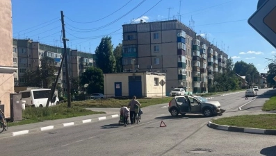 Два человека пострадали в столкновении иномарок в Грязях