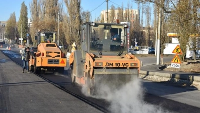 На Петровском мосту заканчивают укладку асфальта