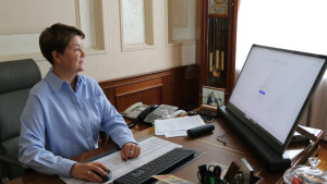 Евгения Фрай проголосовала на выборах в новый состав горсовета через ДЭГ