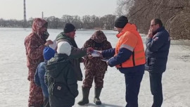 Липецкие спасатели вытащили с тающего льда реки искавших раков школьников