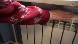 Пенсионерка несколько недель мерзнёт в квартире аварийного дома в Липецке