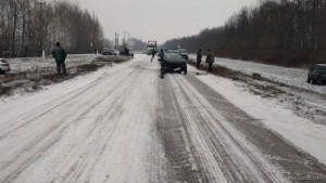 Первый снег принес автомобилистам большие проблемы (видео)