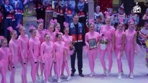 Эдгард Запашный вручил спецприз Большого Московского цирка липецким эквилибристам