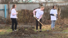 Добровольцы Хлевенского района навели порядок в домах ветеранов