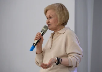 Дарья Донцова пообщалась с елецкими школьниками