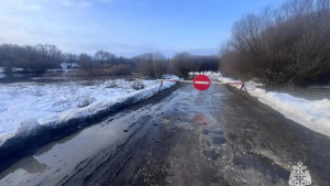 В Долгоруковском округе Липецкой области ограничили движение из-за подтопления дороги