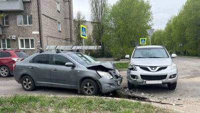 В Липецке пассажирка «Шевроле» пострадала в столкновении иномарок