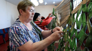 Участницы проекта «Липецкое долголетие» производят масксети и готовят благотворительные концерты