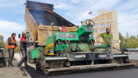 В сквере Пограничников асфальтируют тротуары