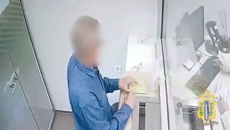 Жителя Усманского района подозревают в краже денег, забытых в банке