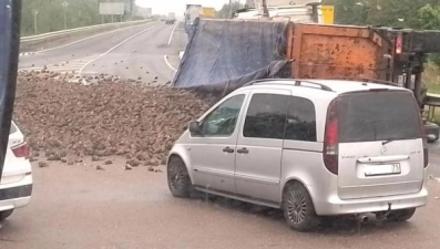 Выпавшая из прицепа свекла затруднила движение в Елецком районе