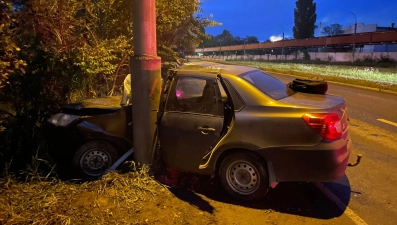 Водитель иномарки в Липецке врезался в столб и погиб