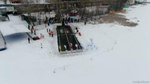 В масштабных соревнованиях по зимнему плаванию в Липецке приняли участие около 100 моржей со всей России