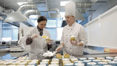 Студенты липецкого колледжа испекли куличи к Пасхе для геронтологического центра