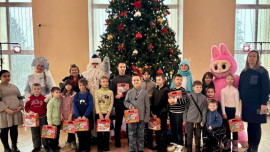 Полицейские и общественники подарили липецким детям новогоднюю сказку в театре