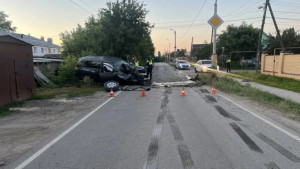 В Липецке автоледи на «Тойоте» врезалась в столб, пострадала пассажирка