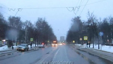 В Липецке водители дважды врезались в световую опору