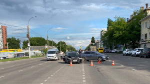 В Липецке в столкновении четырех автомобилей пострадала автоледи